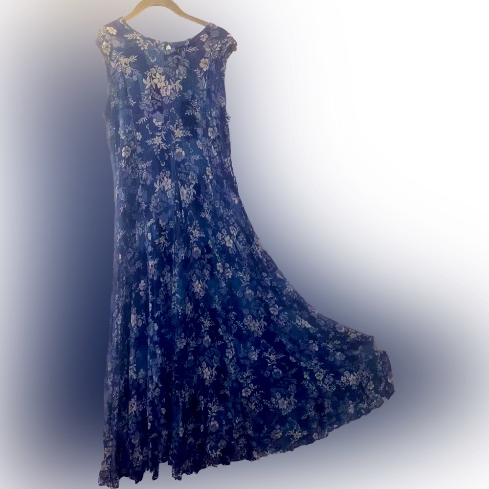 SOLD

90s floral maxi dress